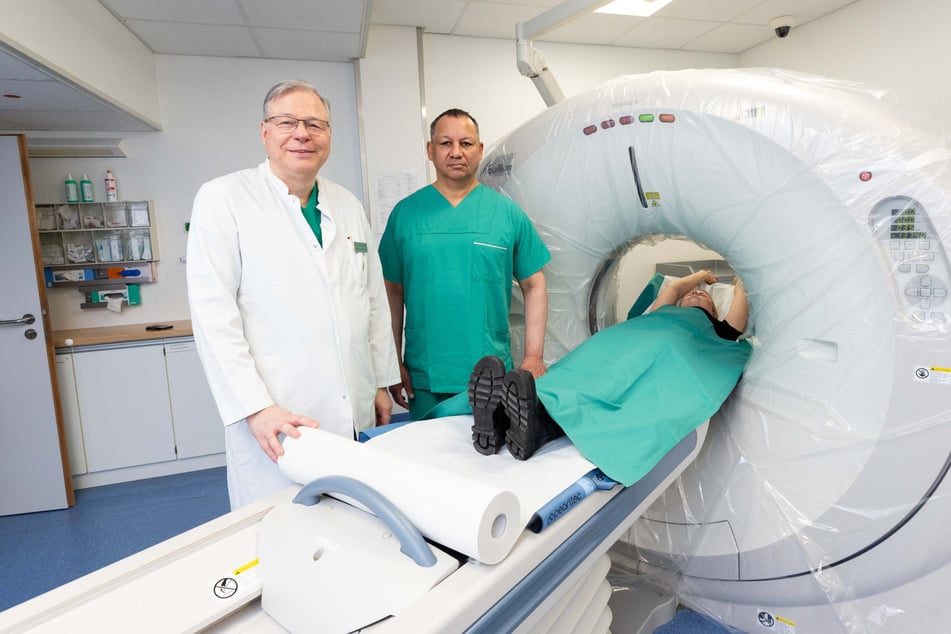 Herz-Experte Stefan G. Spitzer (60, l.) und Radiologie-Leiter Clemens Kadalie (63) setzen auf modernste Technik.