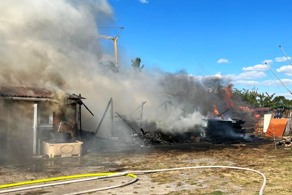 Ein Holzschuppen brannte komplett nieder. Die Einsatzkräfte konnten ein Übergreifen der Flammen auf umliegende Gebäude verhindern.