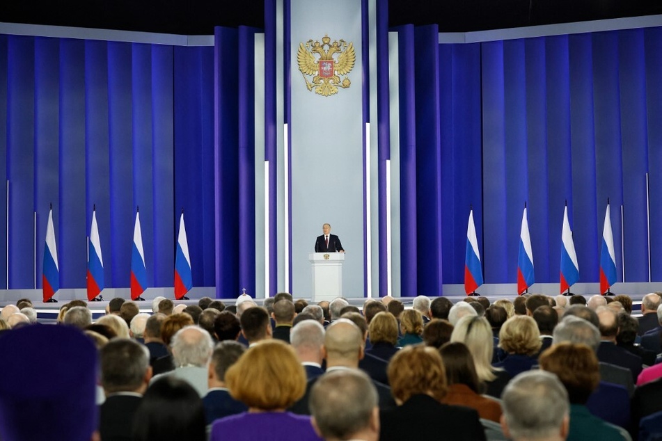 Bei einer Schweigeminute gedachten Putin und die Zuhörer der Kriegstoten - kurz vor dem Jahrestag des von ihm angeordneten Kriegs.