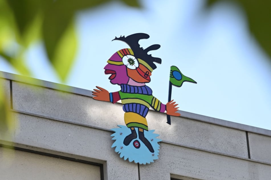 Durch die bunten Figuren soll das graue Gebäude wieder einladend wirken.