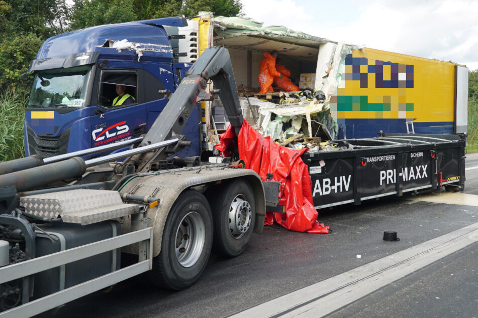 Die A24 musste bei Reinbek am Freitagnachmittag voll gesperrt werden. Ein Lkw war gegen einen Pfeiler gekracht und hatte sich die Seite aufgerissen.