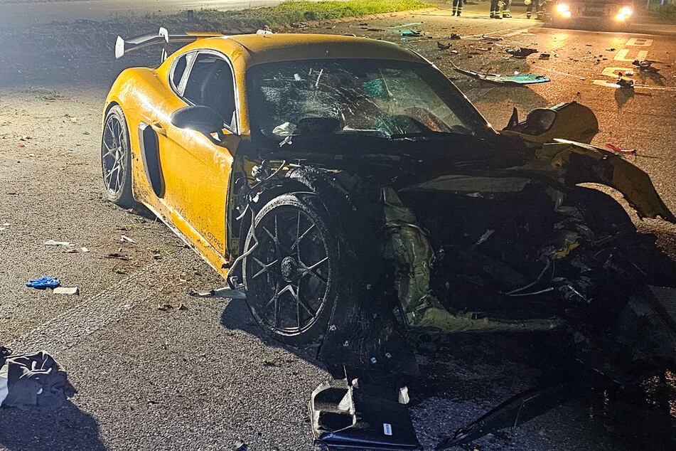 Heftiger Unfall auf B10: Autos kollidieren, Mann in Lebensgefahr