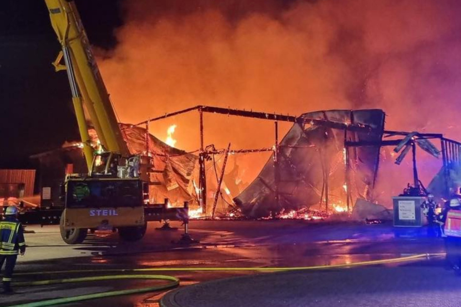 Großeinsatz in Industriegebiet: Lagerhalle bei Feuer komplett zerstört