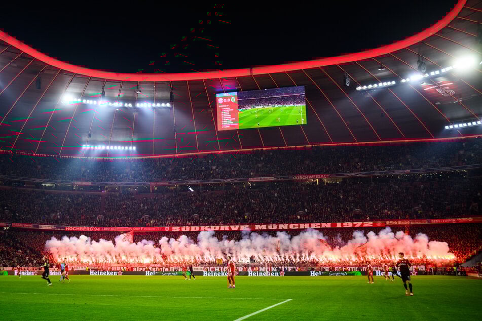 Bayern-Fans zünden Pyrotechnik beim Spiel gegen Lissabon im Dezember 2025. Das hat nun Konsequenzen.