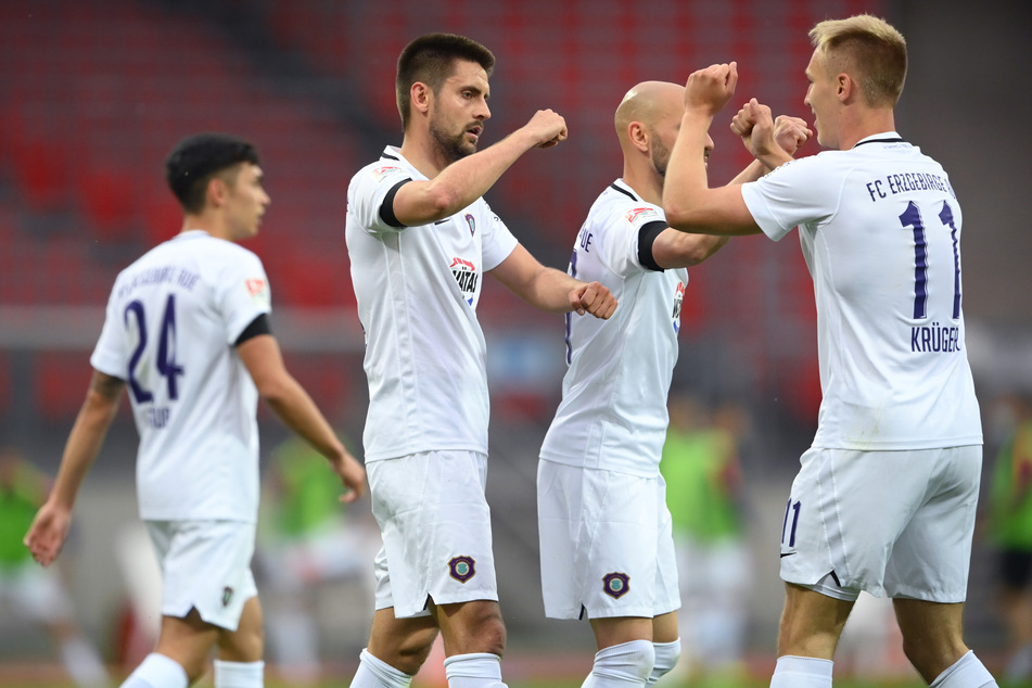 Dimitrij Nazarov (2.v.l.) von Aue jubelt über sein Tor zum 0:1 mit seinem Teamkollegen Florian Krüger