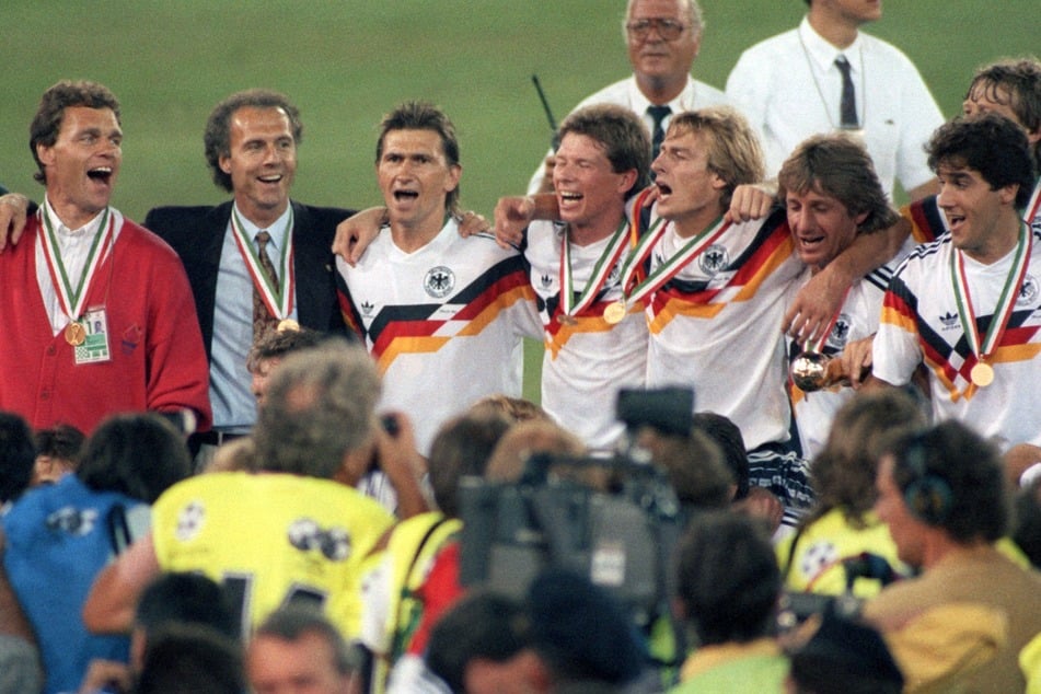 Mit der deutschen Nationalmannschaft krönte sich Frank Mill (2.v.r.) 1990 zum Weltmeister - auch ohne eine einzige Minute gespielt zu haben.