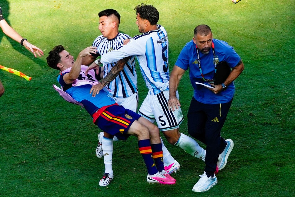 Leandro Paredes (32, 2.v.r.) brennen nach Abpfiff komplett die Sicherungen durch, hier attackiert er Spaniens Gavi (21).