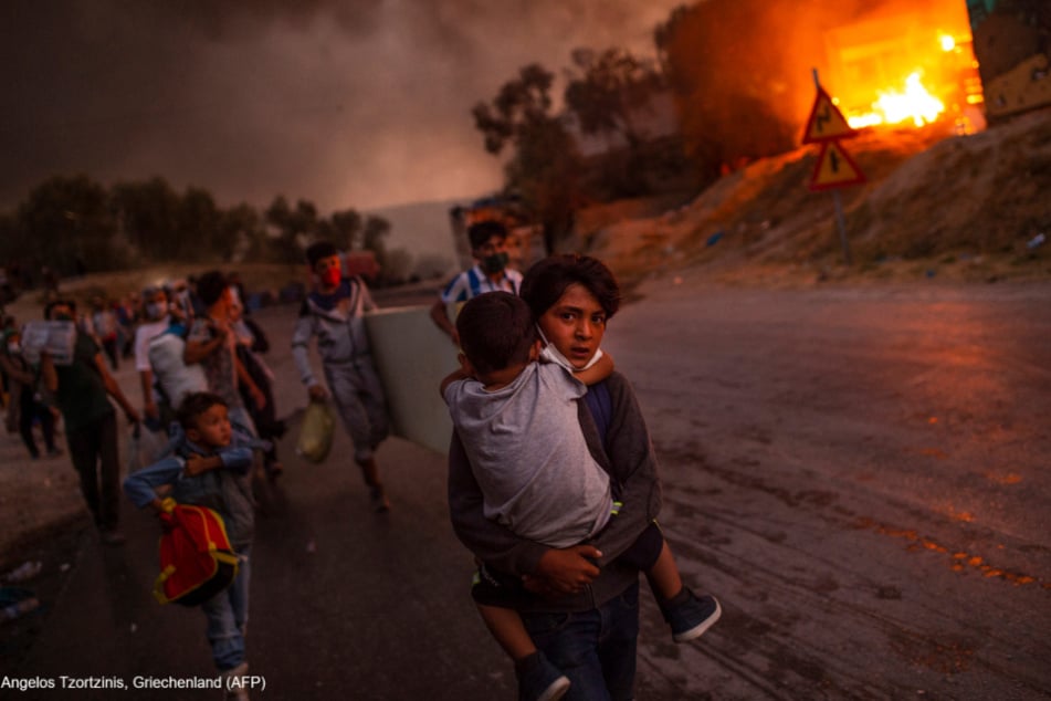 Am 9. September 2020 zerstört im Flüchtlingslager Moria auf der griechischen Insel Lesbos ein Feuer die Unterkünfte von 13.000 Menschen, darunter 4.000 Kinder. In jener Inferno-Nacht hat der griechische Fotograf Angelos Tzortzinis das Leid der Kinder eingefangen.