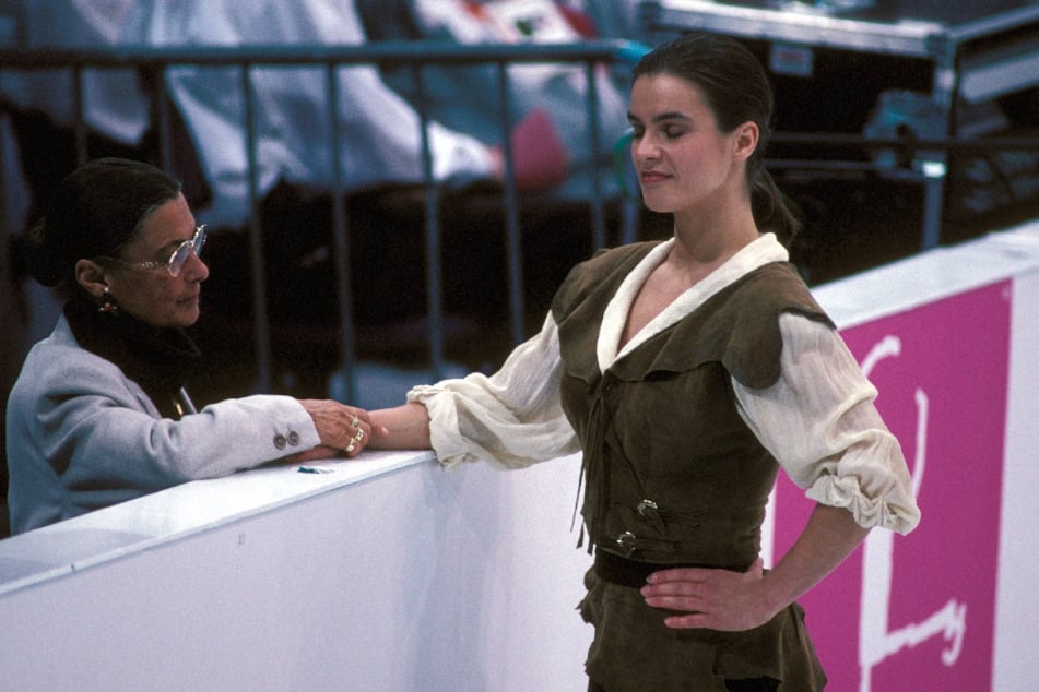 Katarina Witt (57) im Gespräch mit Trainerin Jutta Müller am Rande der Olympischen Winterspiele 1994 in Lillehammer.