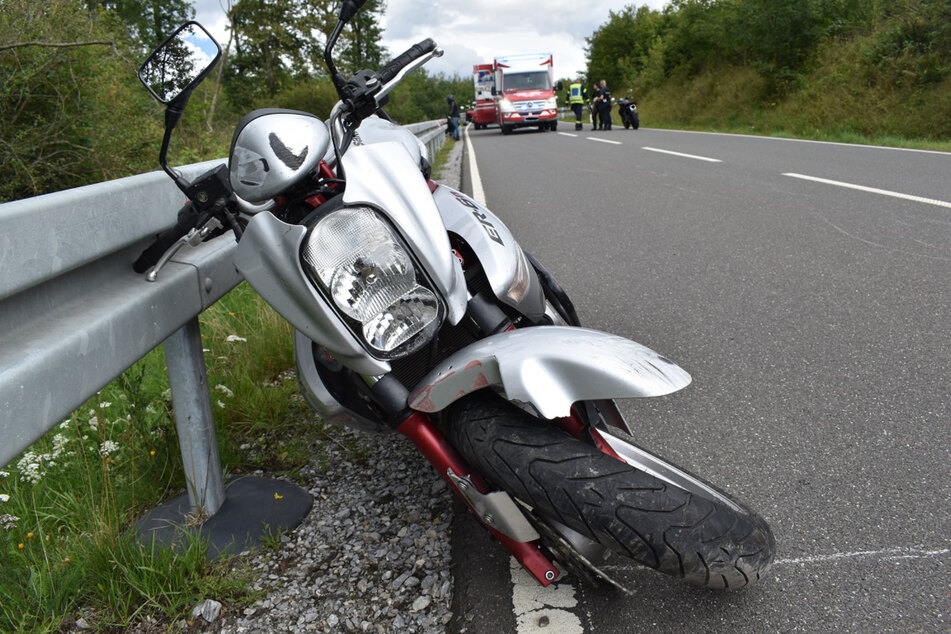 Bei einem Unfall im Harz wurde eine Motorradfahrerin (26) von ihrem Rad über die Schutzplanke geschleudert.