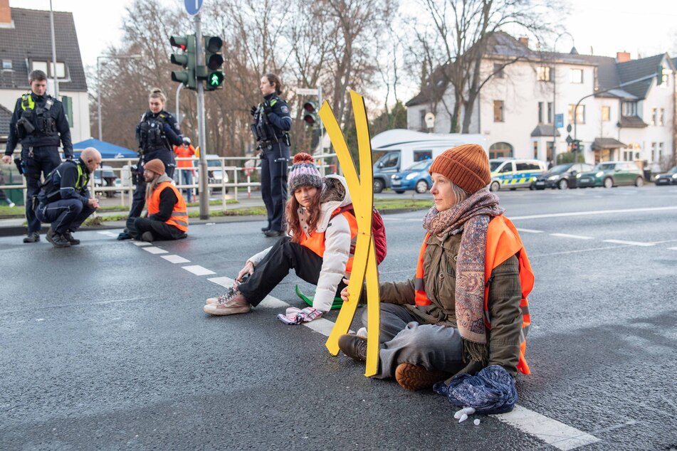 Drei Klimaaktivisten harrten am Dienstagvormittag weiter auf der Aachener Straße aus.