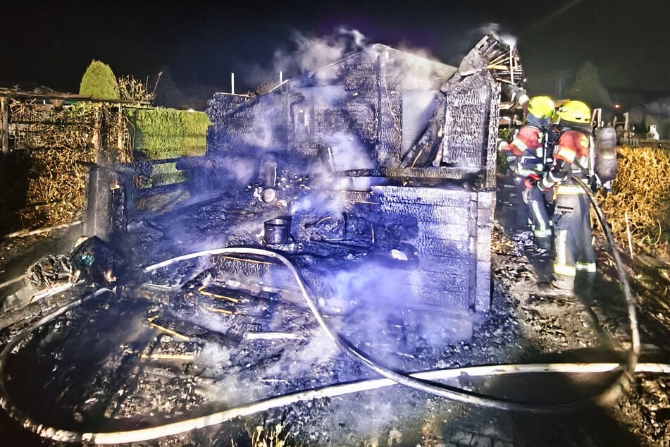 Der Bungalow brannte komplett nieder.