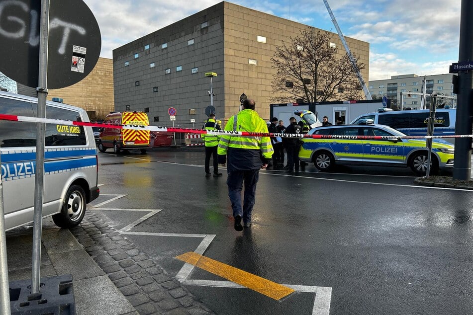 Polizei und Feuerwehr beziehen nahe der Brücke Stellung.