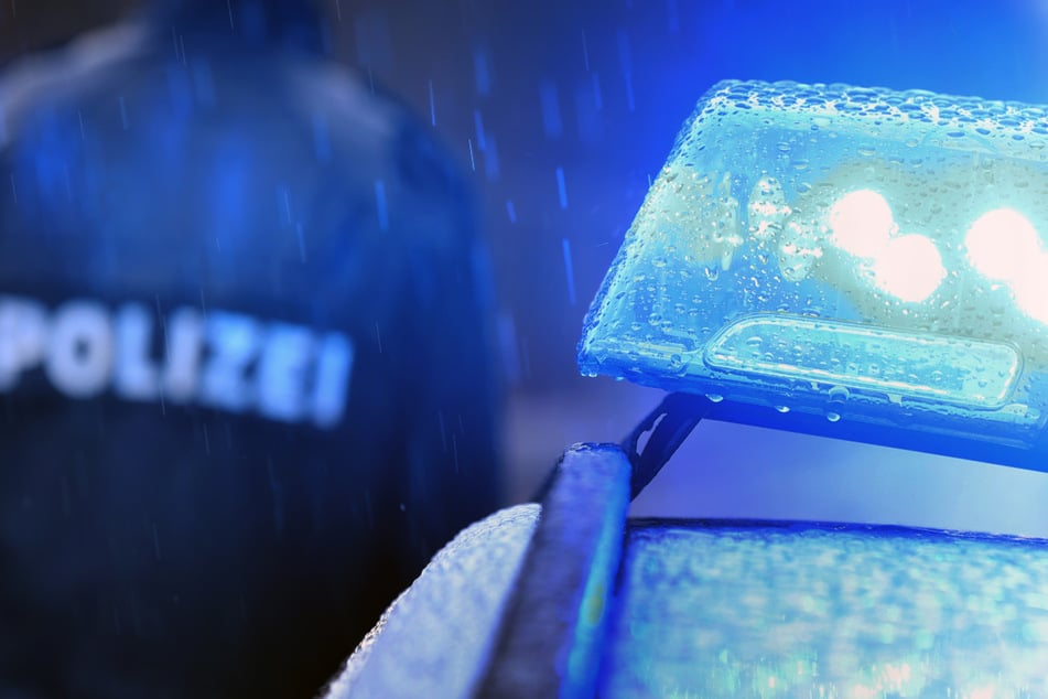 Vier Polizeistreifen sind in Hohenburg in Bayern aufgrund des Notrufs der Smartwatch letztlich zum Einsatzort geeilt! (Symbolbild)
