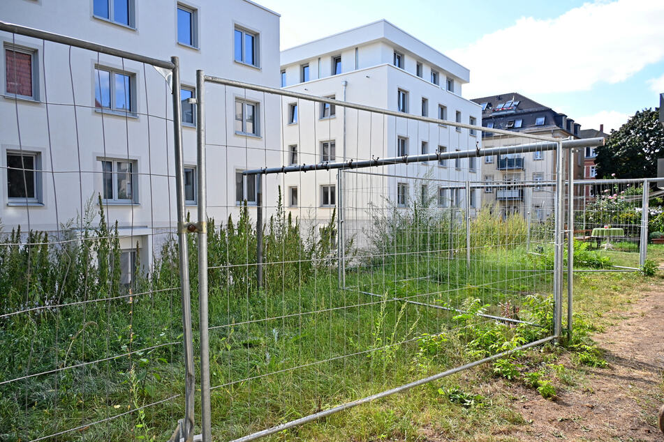 Hinter dem Bauzaun befinden sich die Neubauten der HBH-Immobilien.