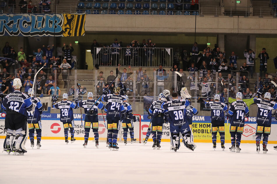 Die Eislöwen-Cracks feierten den Heimsieg gegen Kaufbeuren mit ihren Fans.