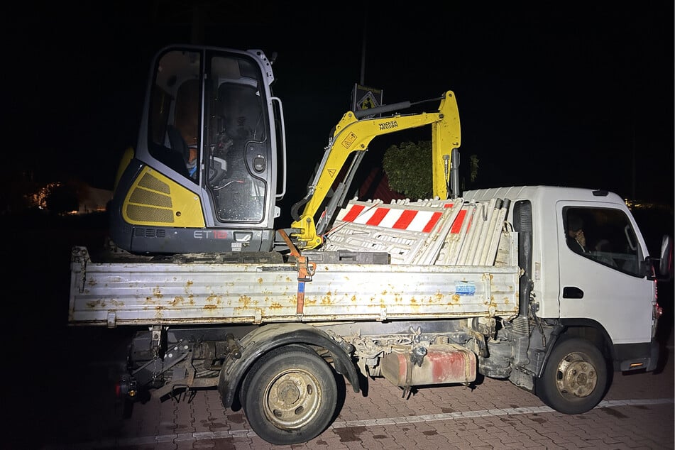 Der kleine Lastwagen hatte einen 2,2 Tonnen schweren Bagger geladen und diesen unsachgemäß gesichert.