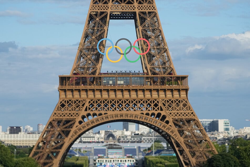 Das Pariser Wahrzeichen zieren seit Juli die olympischen Ringe.