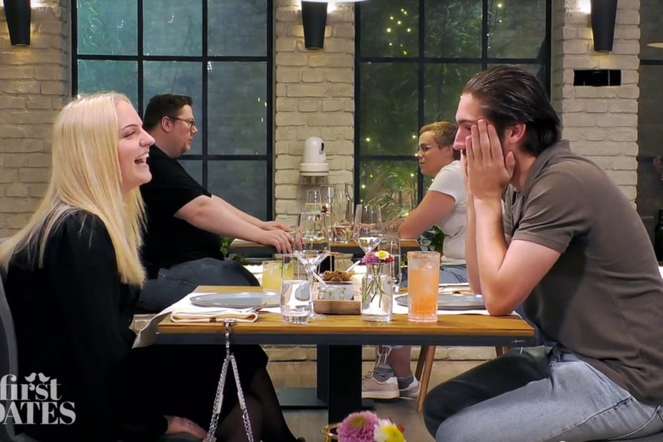 First Dates: "First Dates": Memo ist von Pias Musikgeschmack geschockt! "Ach du Scheiße"