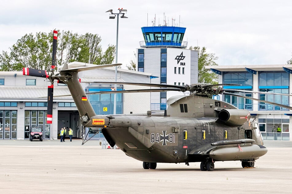 Bundeswehr testet Hubschrauber am Flughafen in Cochstedt
