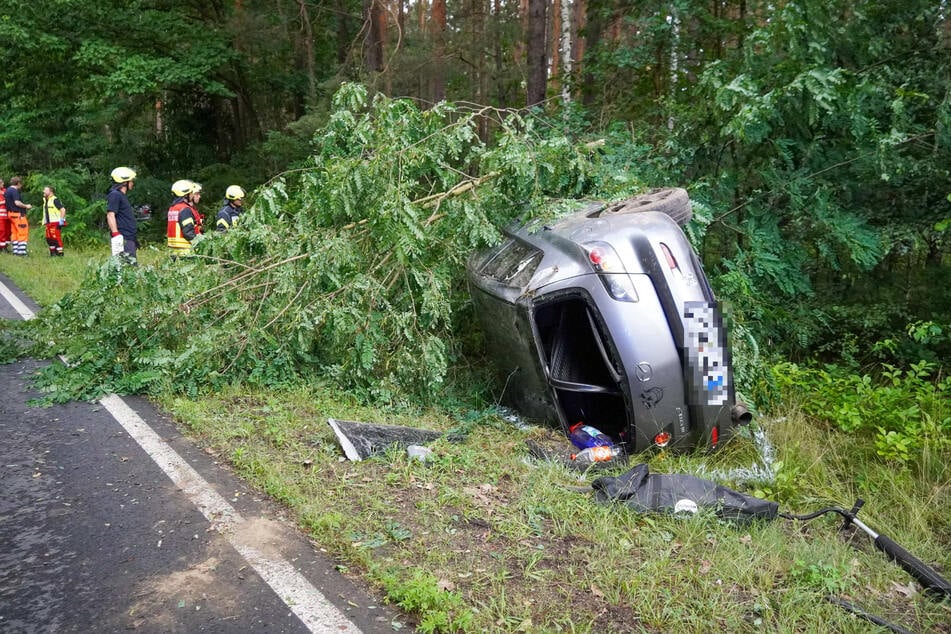 Ein Mazda 3 landete seitlich liegend neben der Spremberger Straße.