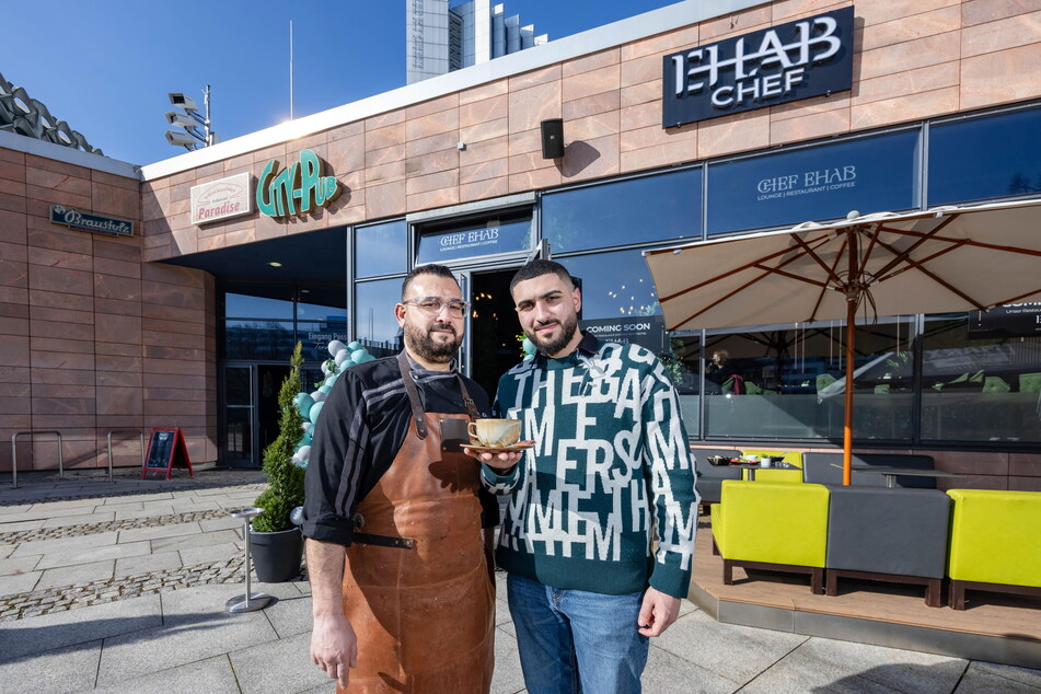 Die Inhaber des neuen Libanesisch-Palästinensischen Restaurants "Chef Ehab": Ehab Abo Khazneh (47,l.) und Sohn Ali Abo Khazneh (21).