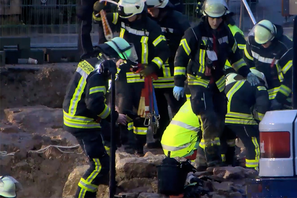 Tragischer Unfall bei Grabungs-Arbeiten: 21-Jähriger unter Steinen verschüttet