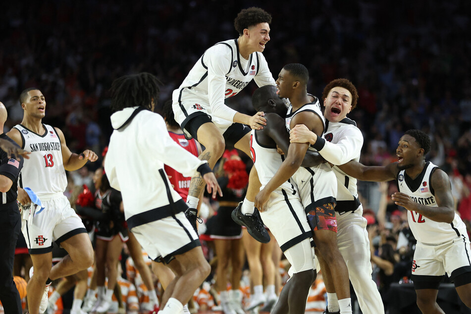 The San Diego State Aztecs stunned with a buzzer-beater win over the Florida Atlantic Owls on Saturday.