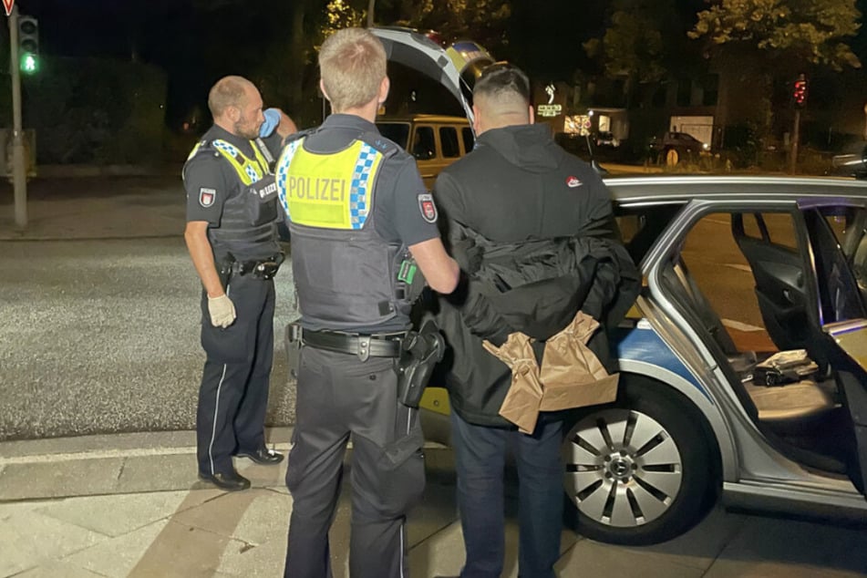 Zunächst wurden mehrere Männer noch in der Nacht festgenommen.