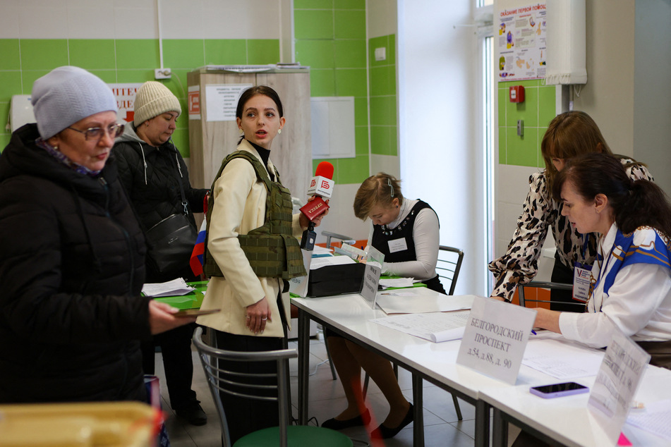 Immer wieder mussten Wählerinnen und Wähler in Belgorod aus den Wahllokalen flüchten, um in Schutzräumen Zuflucht zu suchen.