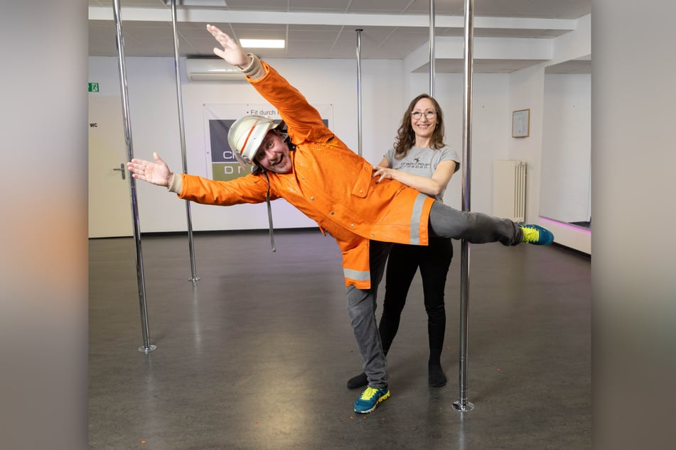 Trainerin Jacqueline Walther (45) zeigt Thomas Böttcher (57), wie man sich mit Grazie beim Pole Dance bewegt.