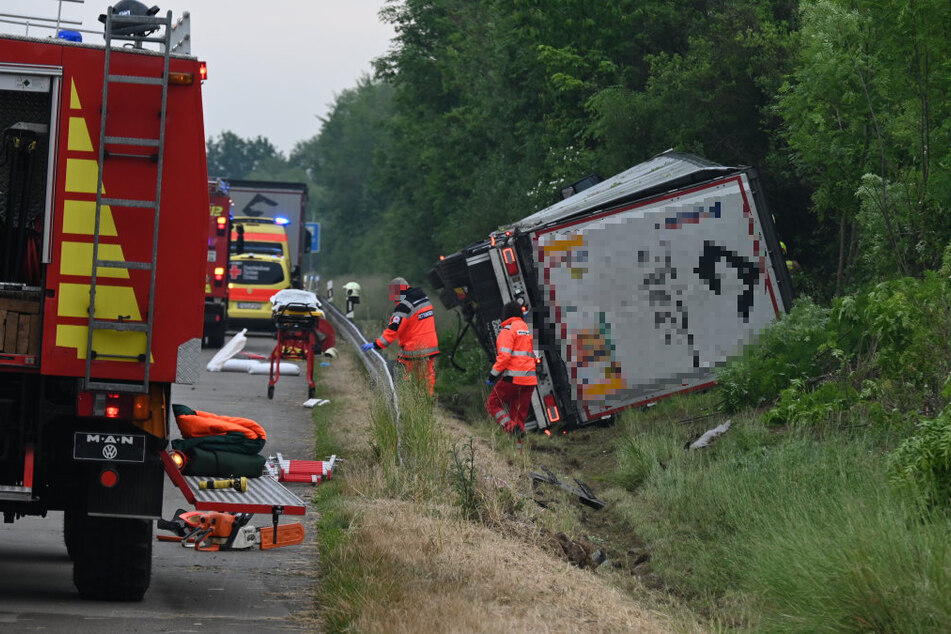 Tragischer Unfall auf der A14 in Sachsen: Ein Lkw kam von der Autobahn ab und kippte auf die Seite. Dabei wurde der Fahrer tödlich verletzt.