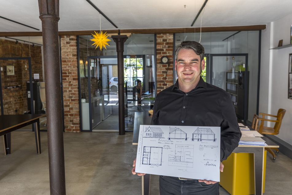 Architekt David Haupt (43) zeigt die Entwürfe: Aus dem alten Spritzenhaus ist ein Co-Working-Space geworden.