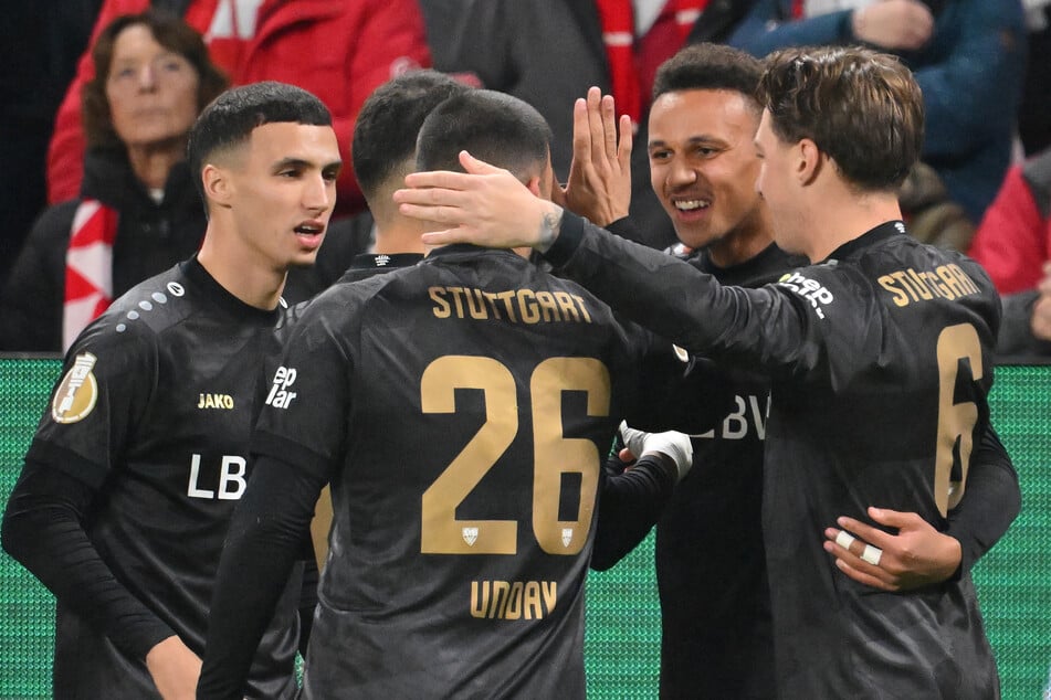 Luca Jaquez (2.v.r.) bringt den VfB Stuttgart früh in Führung.