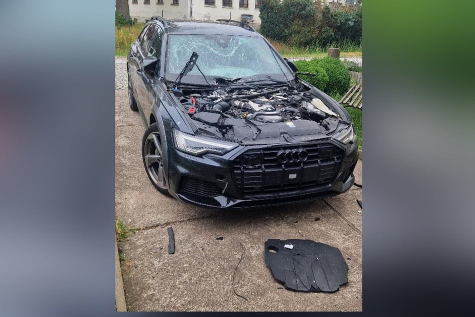 Die Täter hatten den Sprengsatz direkt auf die Motorhaube gelegt.