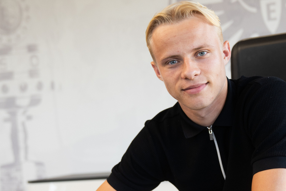 Die Eintracht hat sich die Dienste von Mittelfeld-Talent Oscar Hojlund (19) gesichert.