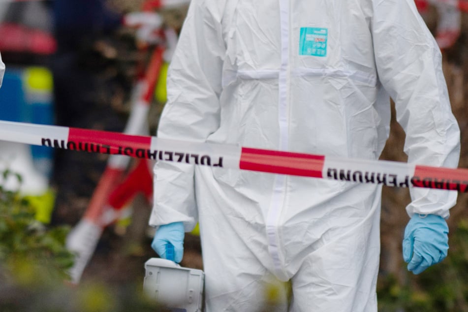 Am Fundort der Leiche in Fulda wurden umfangreiche Spurensicherungsmaßnahmen durchgeführt. (Symbolbild)