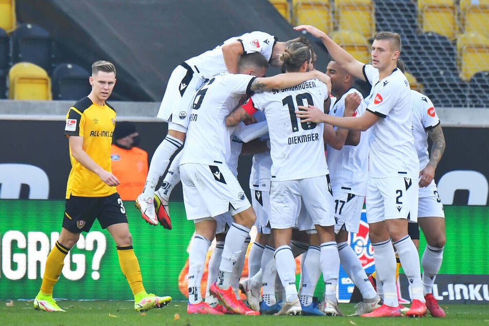 Gruppenkuscheln beim SV Sandhausen nach dem entscheidenden Tor zum 1:0 bei Dynamo Dresden am vergangenen Samstag.
