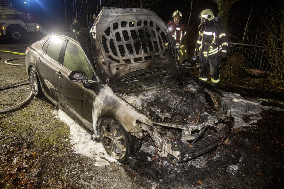 Der Toyota war auf der Straße abgestellt und brannte komplett aus.