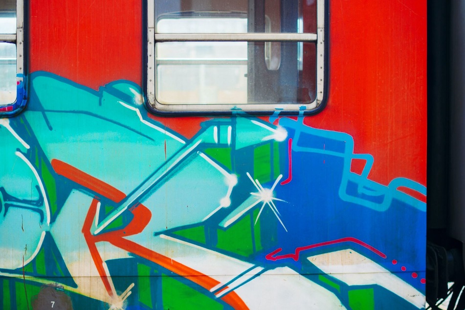 Durch die unerlaubten Graffiti soll an mehreren Bahnanlagen ein Gesamtschaden von circa 220.000 Euro entstanden sein.