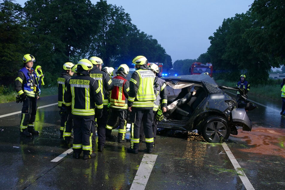 Feuerwehrkräfte befreiten den eingeklemmten Fahrer (33) aus dem demolierten Auto.