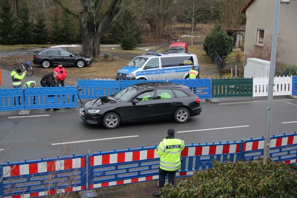 Die Ortsdurchfahrt B 115 wurde für den Raser-Test gesperrt und abgesichert.
