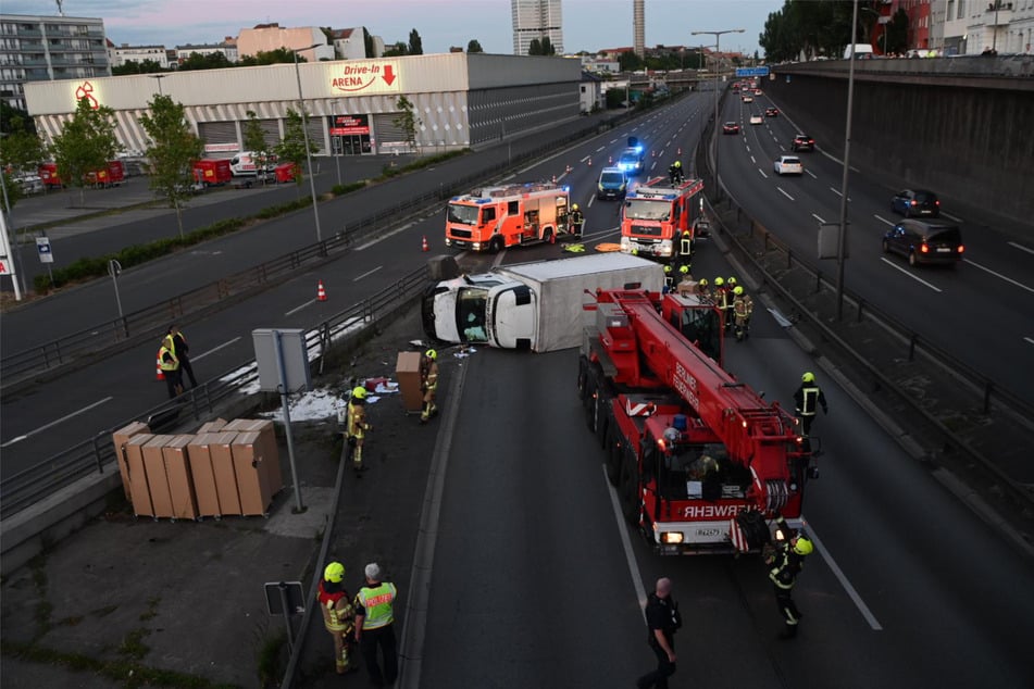 Ein Lkw-Unfall sorgte am späten Dienstagabend für einen Rettungseinsatz auf der A100 in Berlin.