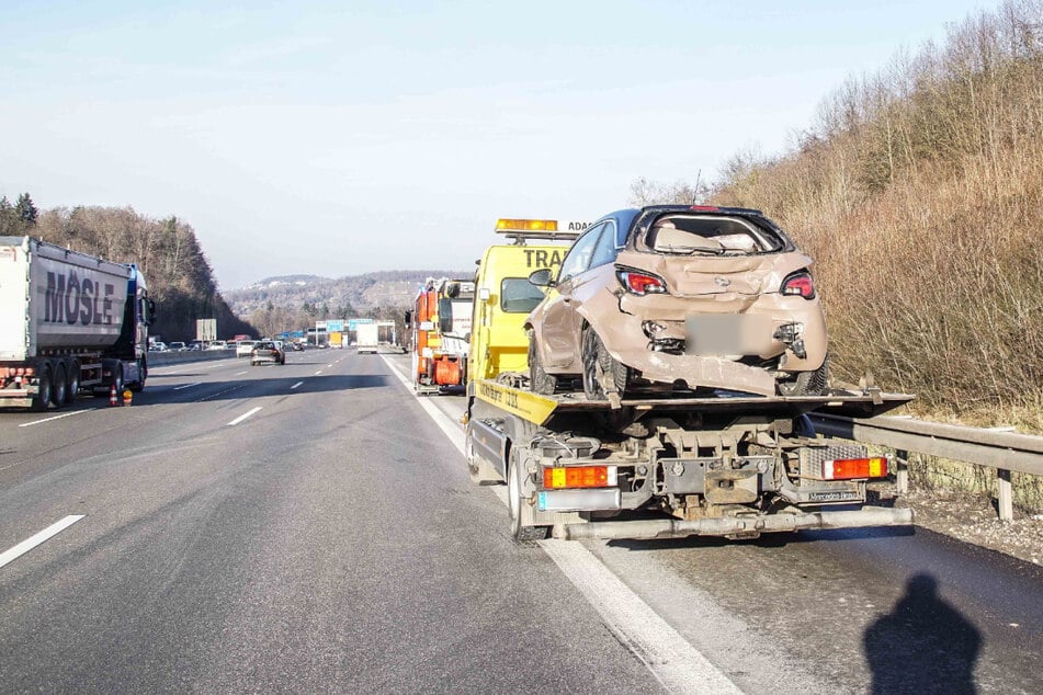 Die A8 bei Leonberg am Mittwoch: Der demolierte Opel wurde bereits aufgeladen.