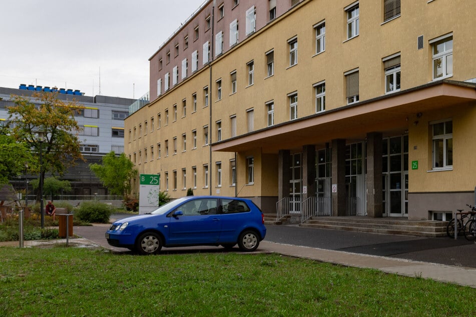 Dresden: Betten auf dem Flur und tagelange Fixierungen? Wirbel um geschlossene Psychiatrie am Uniklinikum