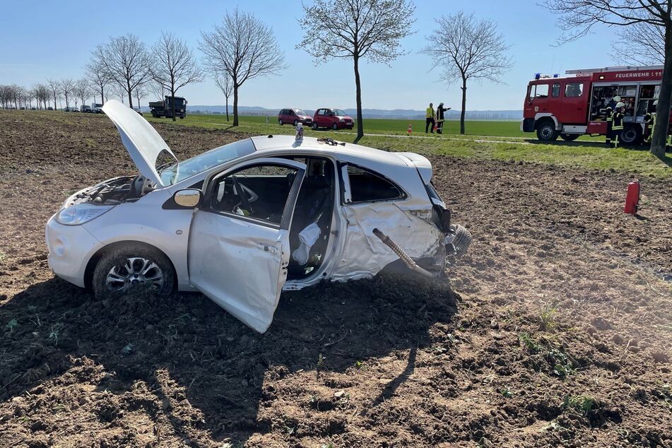 Nachdem der Ford gegen ein Baum gekracht war, rollte er noch weiter in einen Acker.