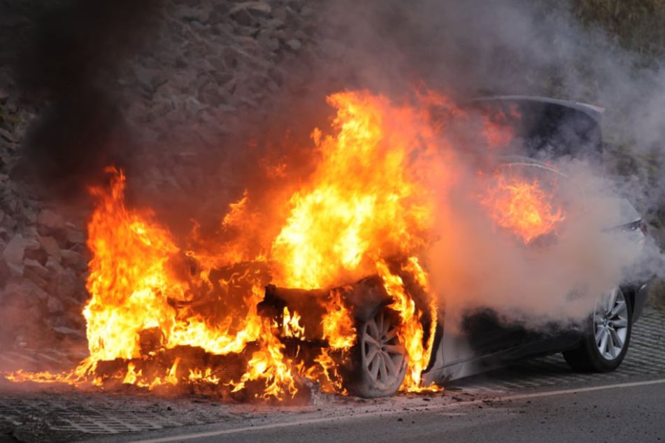Der BMW 3er steht lichterloh in Flammen.
