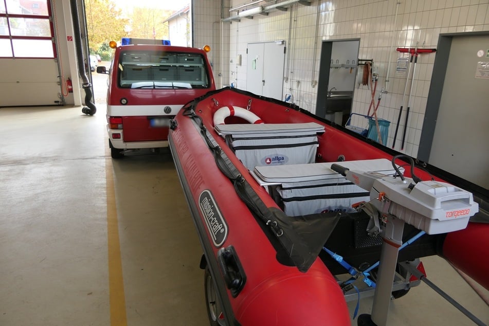 Der Transporter zieht unter anderem das Rettungsboot der Feuerwehr.