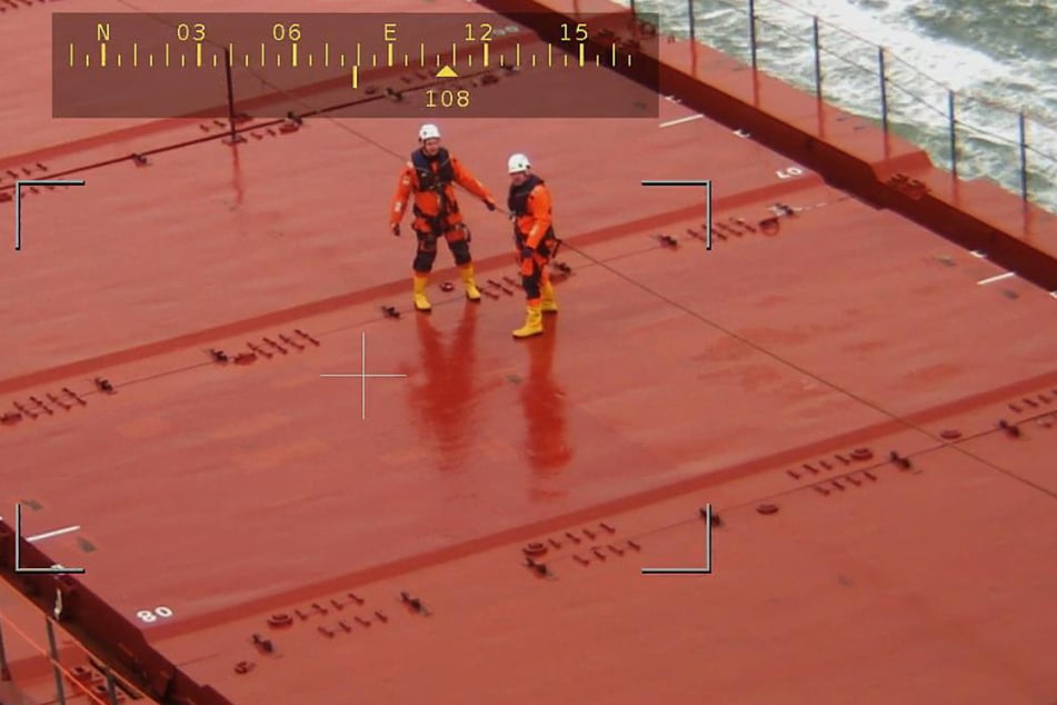 Spezialisten des Towing Assistance Team stehen an Bord des Havaristen "Peak Bilbao".