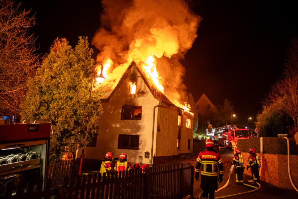 Meterhohe Flammen schlugen aus dem Dach des Hauses in der Polkenberger Dorfstraße. Foto: